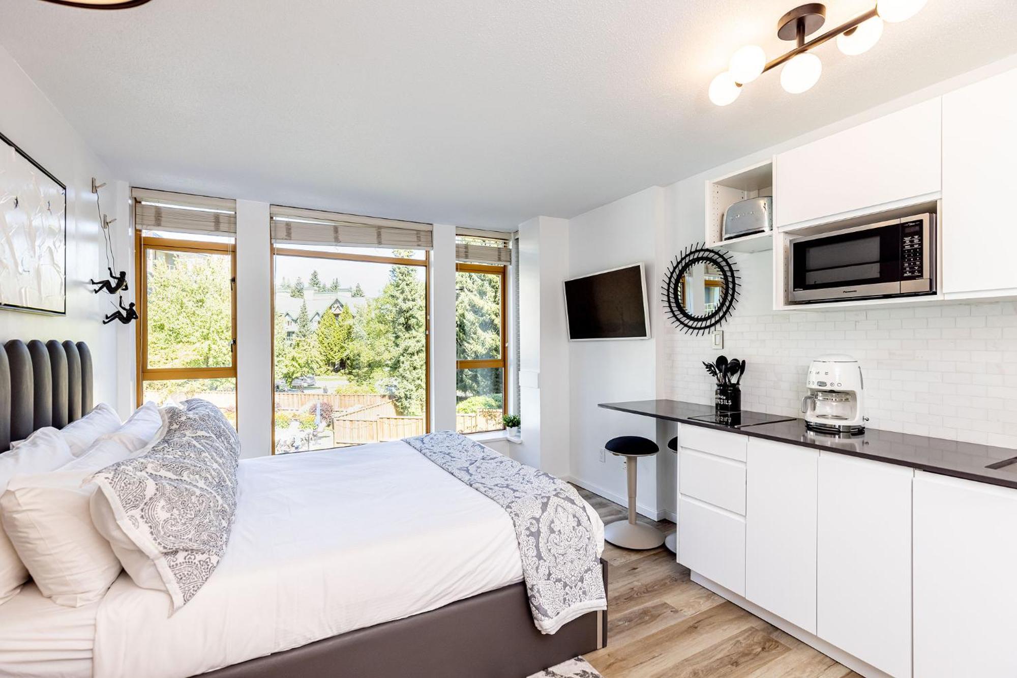 Cascade Lodge Premium Suite, With Pool & Hot Tub Whistler Exterior photo